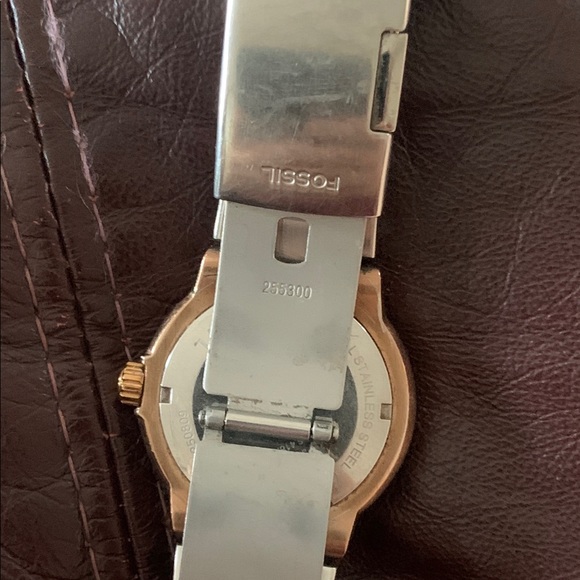 Men's Two-Tone Fossil Watch: Bold Style for Every Moment - Picture 3 of 7